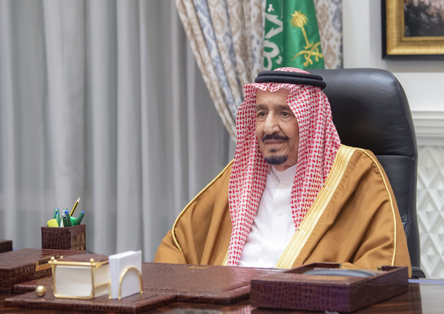 Raja Salman menyaksikan pengambilan sumpah secara virtual sejumlah dubes, termasuk Inas binti Ahmed Al Shawan sebagai dubes untuk Swedia dan Islandia. Foto: Kemlu Arab Saudi
