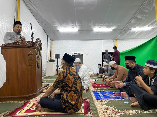 Suasana ibadah di tenda masjid. Kredit foto: Ilham Bintang.