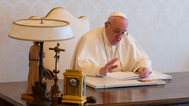 Paus Fransiskus menyampaikan pesan memperingati Hari Bumi 2021, di Vatikan. Foto: Media Vatikan/via REUTERS