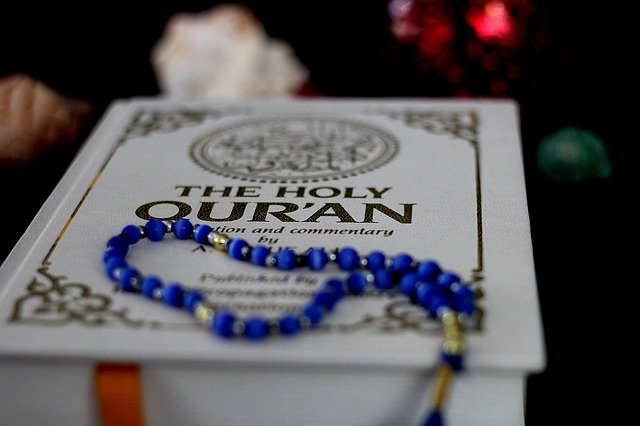 Membaca Al-Quran merupakan salah satu amalan ibadah yang bisa dilakukan di bulan Ramadhan. Foto: Https://pixabay.com/id