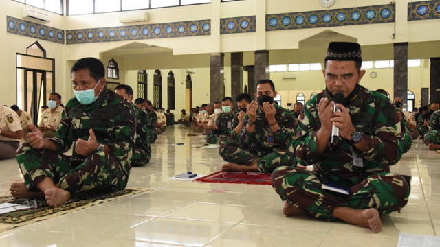 Wakasal Laksamana Madya Ahmadi Heri Purwono memimpin doa bersama prajurit TNI AL untuk Kapal Selam KRI Nanggala-402, Kamis (22/4).  Foto: TNI AL