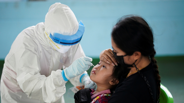 Petugas kesehatan melakukan tes usap hidung di Bangkok, Thailand. Foto: Athit Perawongmetha/REUTERS