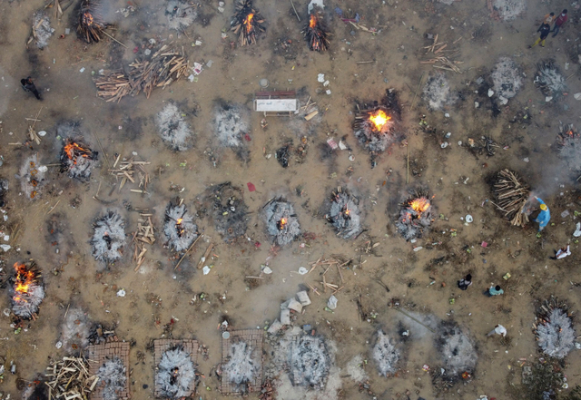 Foto udara kremasi massal jenazah pasien COVID-19 di New Delhi, India. Foto: Danish Siddiqui/REUTERS