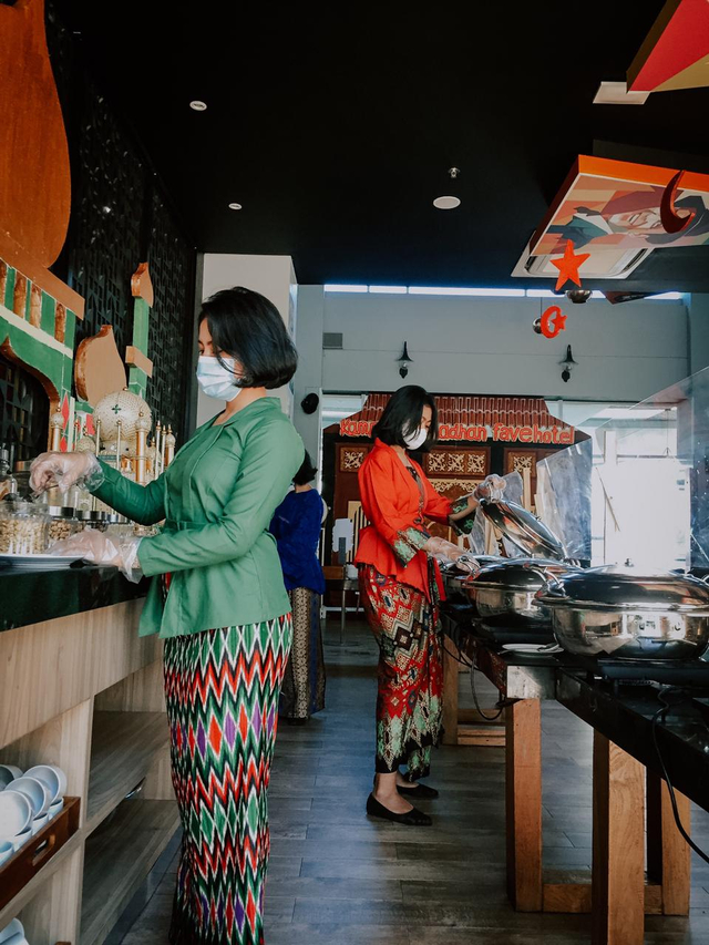 Semua staf wanita memakai kebaya dari mulai Department Front Office, Food & Beverage Service dan Sales Marketing untuk turut serta menggunakan kebaya dengan warna dan motif cerah.