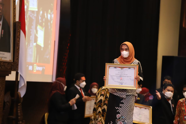 Asisten Administrasi Umum Sekretariat Daerah Kota Malang, Sri Winarni usai menerima piagam penghargaan Sistem Akuntabilitas Kinerja Instansi Pemerintahan (SAKIP) Tahun 2020, di Jakarta.