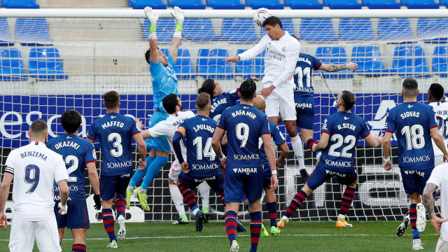 Aksi sundulan Raphael Varane dalam laga Huesca vs Real Madrid. Foto: REUTERS/Albert Gea