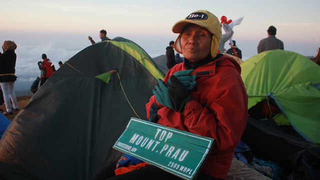 Wahyuni, pendaki berumur 67 tahun asal Pekalongan, Jawa Tengah. Foto: Instagram/@ibuyuni1953