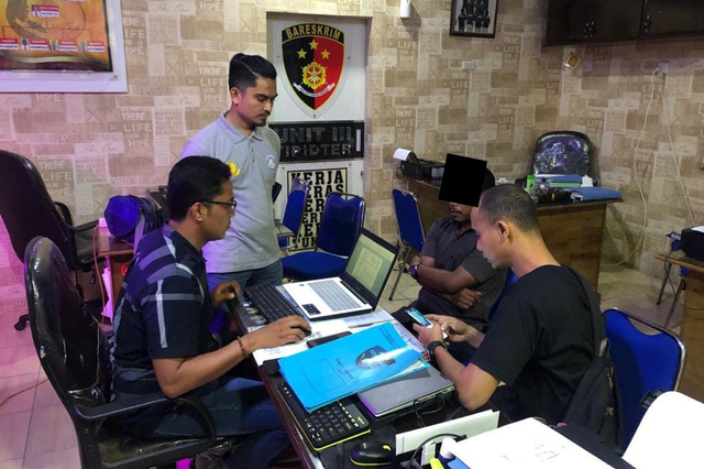 Polisi saat memeriksa pria asal Kabupaten Aceh Utara yang mengunggah status Facebook yang mengumumkan bahwa telah dibuka pendaftaran GAM. Foto: Dok. Polda Aceh