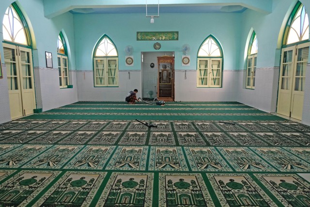 Seorang santri membersihkan bagian dalam masjid Langgar Agung Diponegoro Dusun Kamal, Menoreh, Salaman, Jawa Tengah, Jumat (23/4).  Foto: Anis Efizudin/ANTARA FOTO