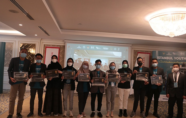 Mahasiswa Unair ketika meraih penghargaan Best Social Project di Hotel Ramada, Istanbul, Turki.