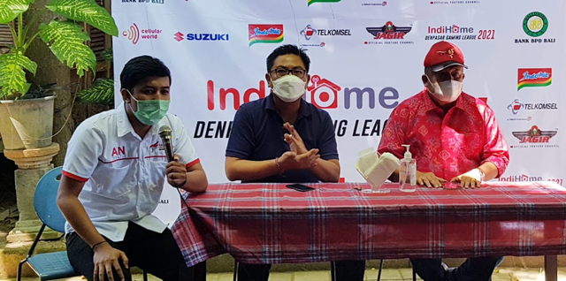 Ketua Umum Pengkot ESI Denpasar, I Nyoman Adikarya Nugraha bersama Wakil Walikota Denpasar, Kadek Agus Arya Wibawa (tengah) dan Ketua KONI Denpasar - RFH