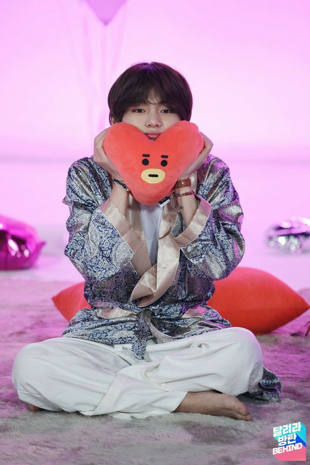 Tata BT21 Punya Makna Mendalam, Ini Kata V BTS (1122)