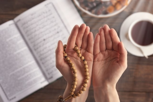 Ilustrasi membaca niat puasa Ramadhan. Foto: iStock