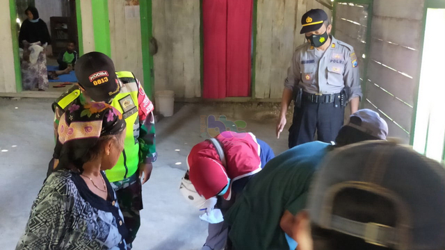 Petugas saat idnetifikasi mayat MT (52), warga Desa Napis, Kecamatan Tambakrejo, Kabupaten Bojonegoro, yang meninggal dunia akibat gantung diri. Jumat (23/04/2021) (foto: Istimewa)