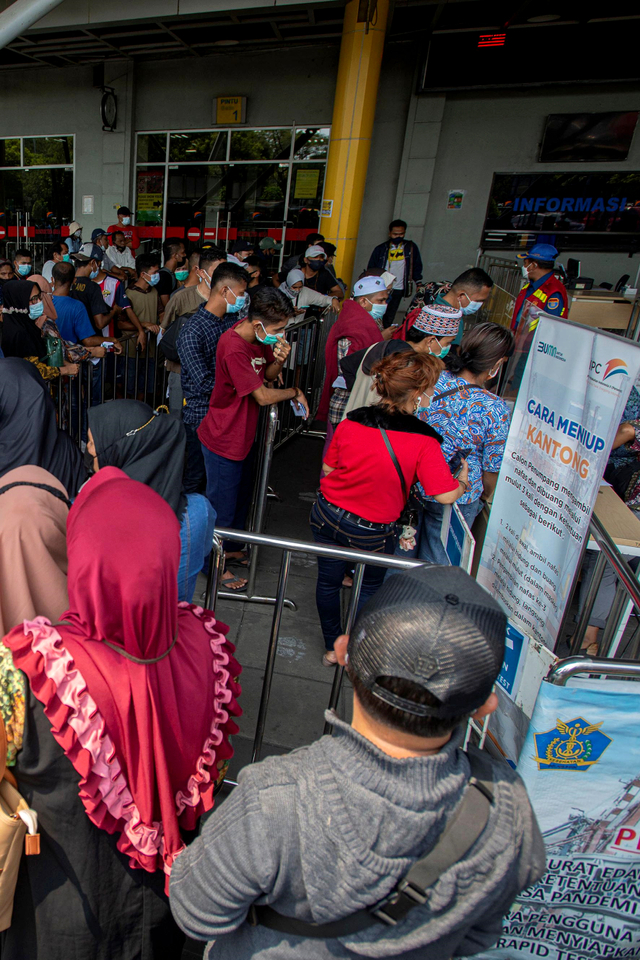 Sejumlah calon penumpang mengantre untuk tes deteksi COVID-19 dengan GeNose C19 di terminal penumpang Pelabuhan Tanjung Priok, Jakarta, Jumat (23/4). Foto: Aditya Pradana Putra/ANTARA FOTO