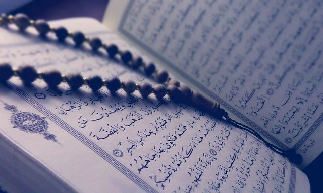 Membaca Al-Quran merupakan salah satu amalan di malam Nuzulul Quran. Foto: Https://pixabay.com/