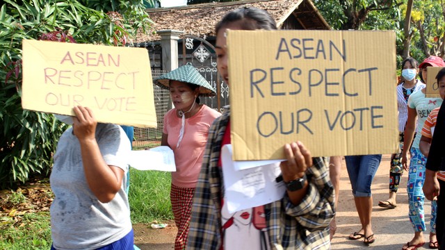 Orang-orang memegang plakat saat menghadiri protes terhadap kudeta militer Myanmar di Launglon, Myanmar, Jumat (23/4).  Foto: DAWEI WATCH via REUTERS
