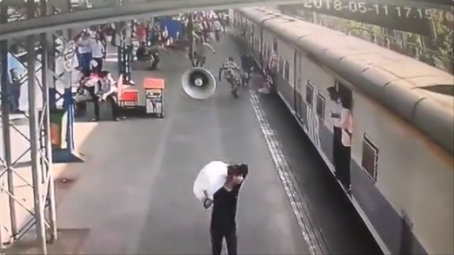 Viral aksi heroik penyelamatan seorang bocah yang nyaris terlindas kereta api. di Mumbai, India (Foto: Twitter/@Reaiiifeheroes)