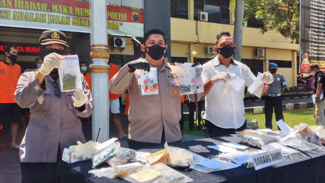 Kapolresta Solo Kombes Pol Ade Safri Simanjuntak menunjukkan alat bukti yang disita selama Operasi Antik 2021