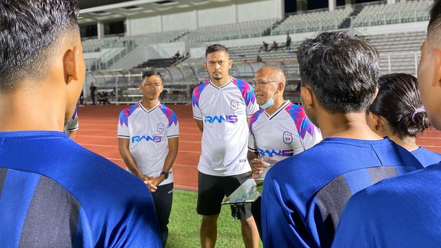 Bambang Nurdiansyah pimpin latihan Rans Cilegon FC. Foto: Instagram/@rans.cilegonfc.official