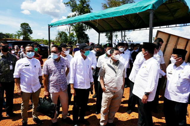 Menteri PPN/Kepala Badan Bappenas, Suharso Monoarfa bersama Gubernur Kepulauan Riau, Ansar Ahmad saat meninjau landing points pembangunan Jembatan Batam-Bintan di Teluk Sasah Kabupaten Bintan, Jum'at (23/4). Foto: Ismail