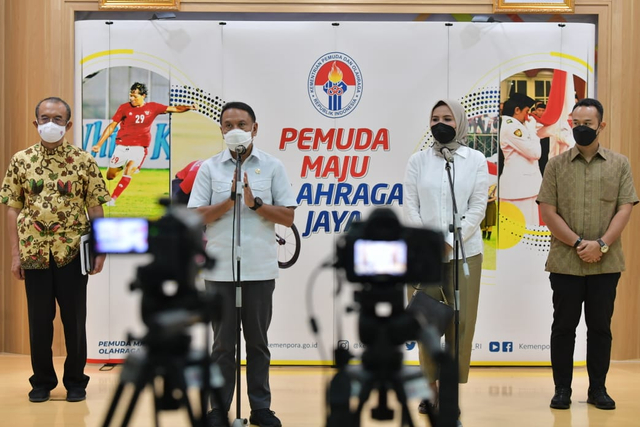 Menteri Pemuda dan Olahraga Republik Indonesia (Menpora RI) Zainudin Amali melakukan rapat dengan panitia pelaksana FIBA Asia Cup 2021 dan Perbasi di Kemenpora, Jakarta, Jumat (23/4). Pelaksanaan kejuaraan basket tingkat Asia hingga persiapan tim nasional dibahas dalam pertemuan ini. Foto: Bagus/kemenpora.go.id