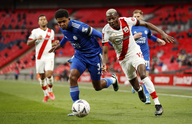 Pemain Leicester City Wesley Fofana (kiri) menghadang Pool Moussa Djenepo dari Southampton. Foto: REUTERS / John Sibley
