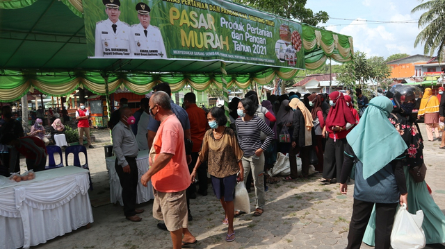 Suasana pasar murah yang digelar Dinas Pertanian dan Pangan Kabupaten Belitung Timur.