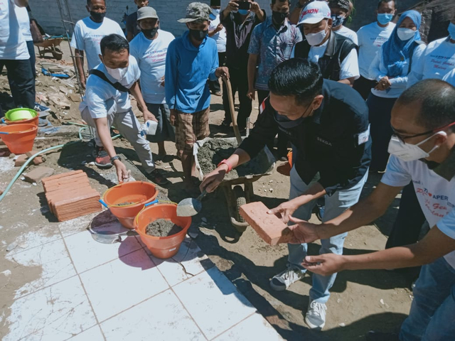 Sekda Kabupaten Malang, Wahyu Hidayat, saat melakukan peletakan batu pertama. Foto: Rizal Adhi