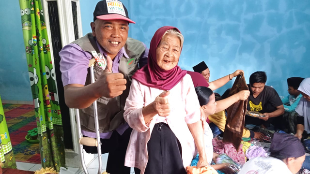Khosiin saat berfoto bersama lansia di Batang. Ia merupakan relawan Yayasan Muamalat Cinta Yatim Indonesia yang merupakan mitra ACT Jawa Tengah. (ACTNews)