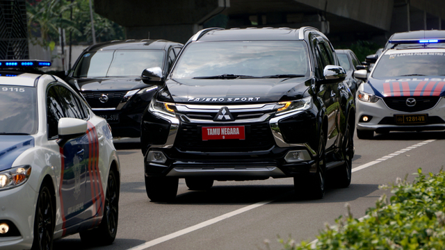 Sejumlah mobil peserta KTT ASEAN menuju Sekretariat ASEAN, di Jakarta, Sabtu (24/4). Foto: Jamal Ramadhan/kumparan