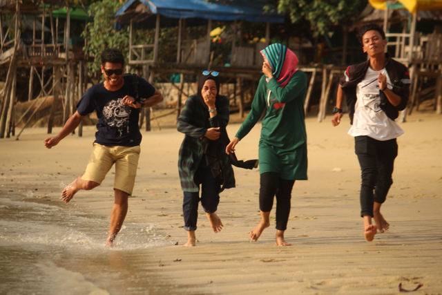 Para muda-mudi di Karimun saat berada di tepi pantai Pelawan sembari menanti waktu berbuka puasa. Foto: Khairul S/kepripedia.com