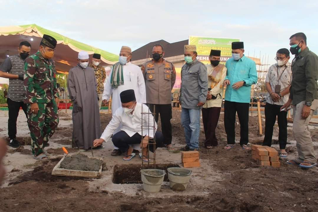 Gubernur Kalimantan Tengah Sugianto Sabran saat meletakan batu pertama pada pembangunan musala yang dipersembahkan wakil Gubernur Kalteng ke orang tuanya, Jumat (23/4).