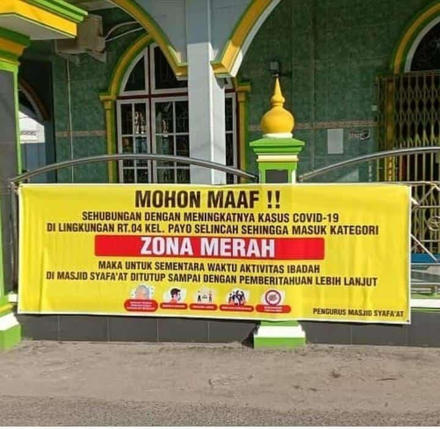 Masjid di Kelurahan Payo Selncah yang ditutup sementara, karena zona merah. (Foto: Istimewa)