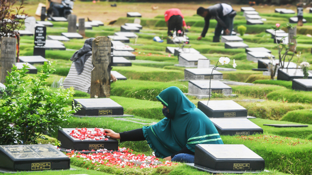 Masyarakat Indonesia, termasuk warga DKI Jakarta, memiliki tradisi ziarah makam menjelang bulan suci Ramadhan. Foto: ANTARA FOTO/Muhammad Adimaja