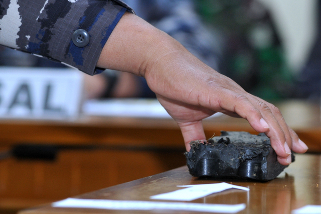 Petugas menunjukkan temuan barang dan serpihan yang diyakini merupakan bagian dari KRI Nanggala 402 saat konferensi pers di Lanud I Gusti Ngurah Rai, Badung, Bali, Sabtu (24/4/2021). Foto: Fikri Yusuf/ANTARA FOTO