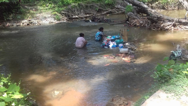 Beberapa warga terlihat mencuci baju di sungai pongian Banggai yg mulai berubah warna. Sebelum berubah warna, warga memanfaatkan air sungai sebagai tempat cuci baju, wudhu, hingga minum. Foto: Istimewa