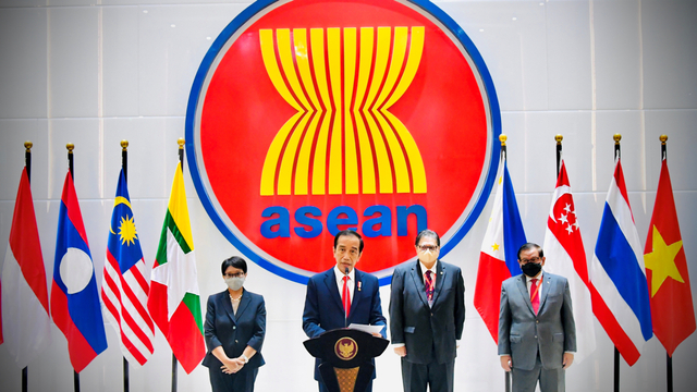 Presiden Joko Widodo menyampaikan keterangan pers di Sekretariat ASEAN, Sabtu (24/4). Foto: Laily Rachev/Biro Pers Sekretariat Presiden/via Reuters