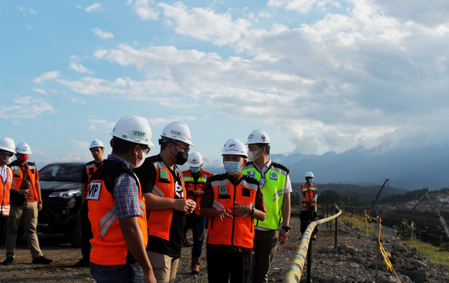 Bupati Kediri Hanindhito Himawan Pramana saat meninjau pengerjaan proyek Bandara Internasional Dhoho, Sabtu, (24/4/2021) sore. (Foto: Rino Hayyu Setyo)