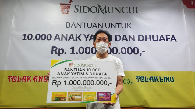 Direktur Sido Muncul, Irwan Hidayat, memberikan bantuan senilai Rp 1 miliar kepada anak yatim dan dhuafa secara simbolis, (24/4). Foto: kumparan