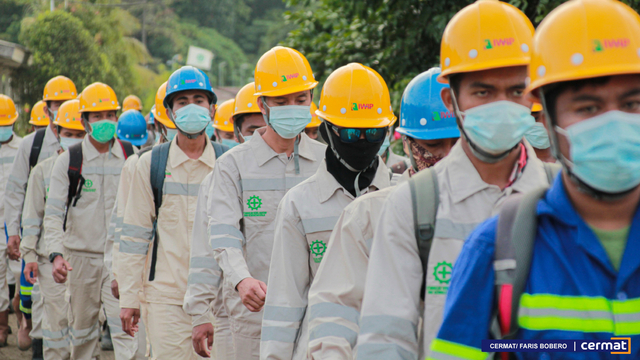 Para pekerja di PT IWIP di Halmahera Tengah, Maluku Utara. Foto: Faris Bobero/cermat