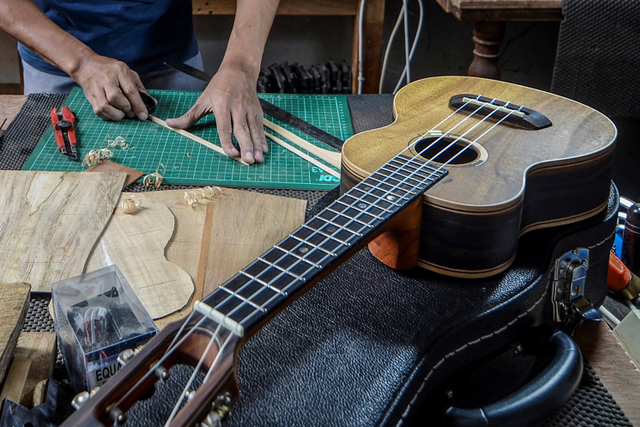 Proses pembuatan ukulele Mahardika Instrument di Bandung, Jawa Barat. Foto: Raisan Al Farisi/ANTARA FOTO