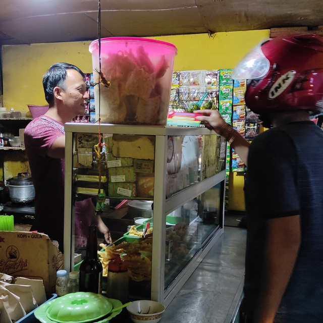 Viral warung makan diduga di Sumedang, Jawa Barat, jual makanan dan minuman untuk sahur dan buka puasa gratis bagi kalangan tidak mampu. (Foto: Twitter/@DuniaKali)  