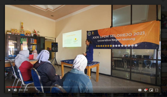 Salah satu mahasiswa KKN UM 2021 saat melaksanakan Pelatihan Packaging kepada warga Desa Selorejo. Foto: dok