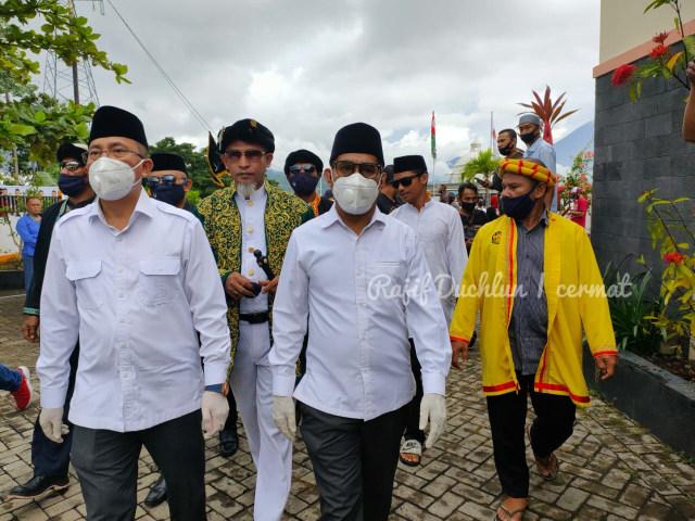 M Tauhid Soleman dan Jasri Usman saat melakukan pendaftaran di KPU Kota Ternate. Foto: Rajif Duchlun/cermat