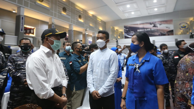 Menko PMK Muhadjir Effendy menemui keluarga ABK KRI Nanggala 402 di Koarmada II, Surabaya, Jawa Timur, Minggu (25/4). Foto: Dinas Penerangan Angkatan Laut