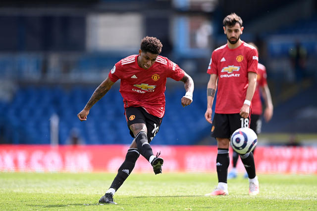 Pemain Manchester United Marcus Rashford menendang boa ke arah gawang Leeds United pada pertandingan lanjutan Premier League di Elland Road, Leeds, Inggris. Foto: Laurence Griffiths/Pool/REUTERS