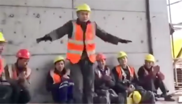 Viral, Pekerja Bangunan Ini Joget 'Moonwalk' Ala Michael Jackson (602654)