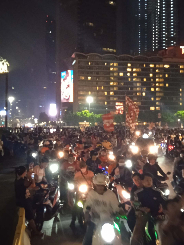 Unggahan di Twitter @bagaspratamaj, Jak Mania merayakan kemenangan Persija di kawasan Bundaran HI, Jakarta. Foto: Twitter @bagaspratamaj