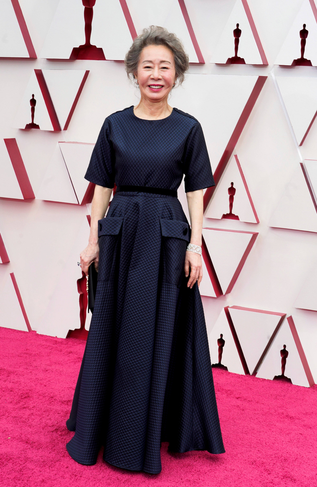 Youn Yuh-jung tiba di Academy Awards ke-93, di Union Station, di Los Angeles, AS, Minggu (25/4). Foto: Chris Pizzello/Pool via Reuters